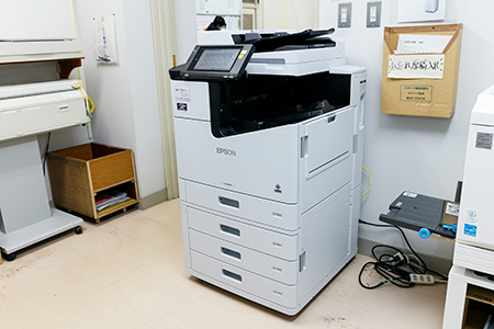 職員室隣の印刷室にLX-10050MF×1台を設置（南小学校）