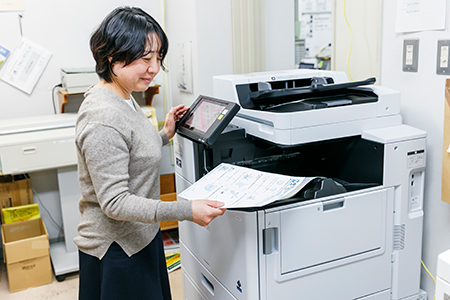 LX-10050MFは、印刷、コピー、スキャンなどの用途に活用 スピードが速く、丁合作業の要らない冊子印刷などが便利
