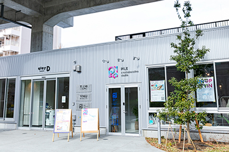 相鉄線星川駅～天王町駅間の高架下にある施設では、さまざまなクリエイター同士が交流し、地元活性化の一助となっている。