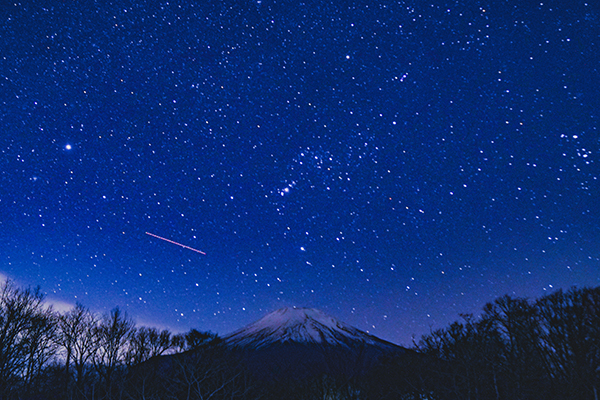 富士山と満天の星