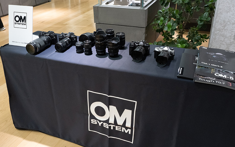 「OM-1 Mark Ⅱ」「OM-5」のほか、数多くの交換レンズなどを展示