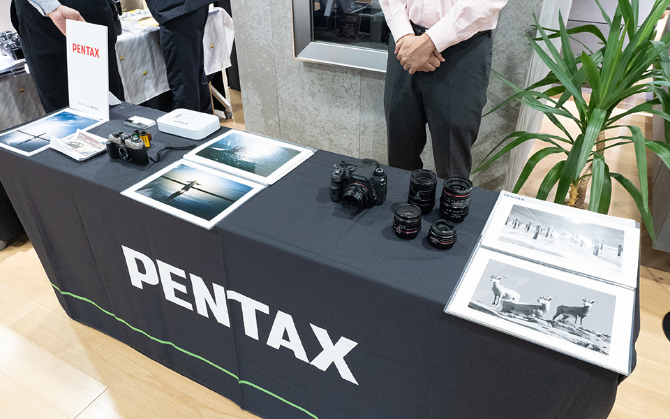 大注目のハーフ判フィルムカメラ「PENTAX 17」や、モノクロ専用デジタル一眼レフの「PENTAX K-3Ⅲ Monochrome」と複数の交換レンズを展示